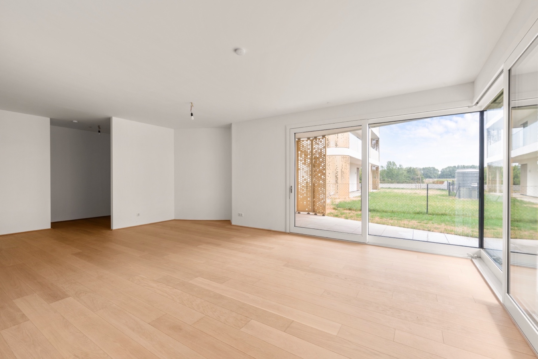 Empty residential interior with sliding glass doors opening to a garden, Vienna — Best Alex Shots interior photography