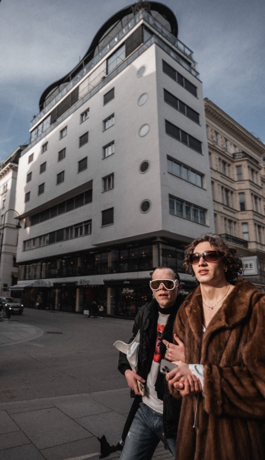 Street fashion — two friends in fur coat and sunglasses in Vienna's city centre, Best Alex Shots, Vienna