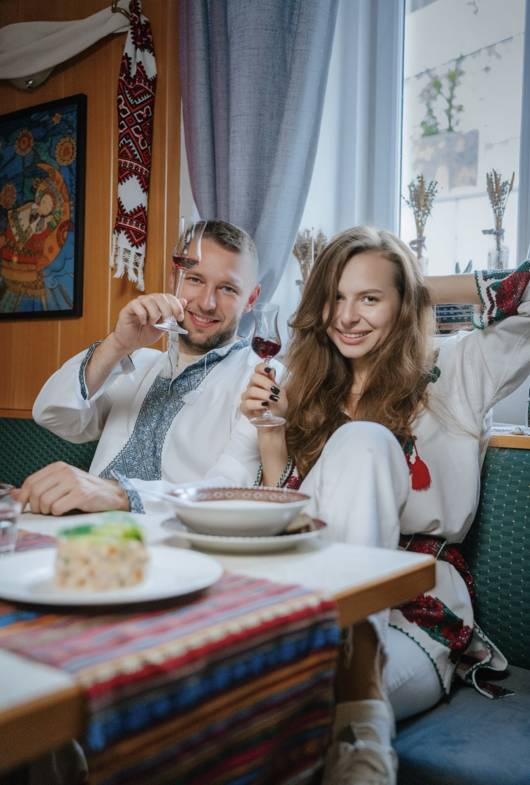Couple in Ukrainian dress, restaurant — Best Alex Shots, Vienna