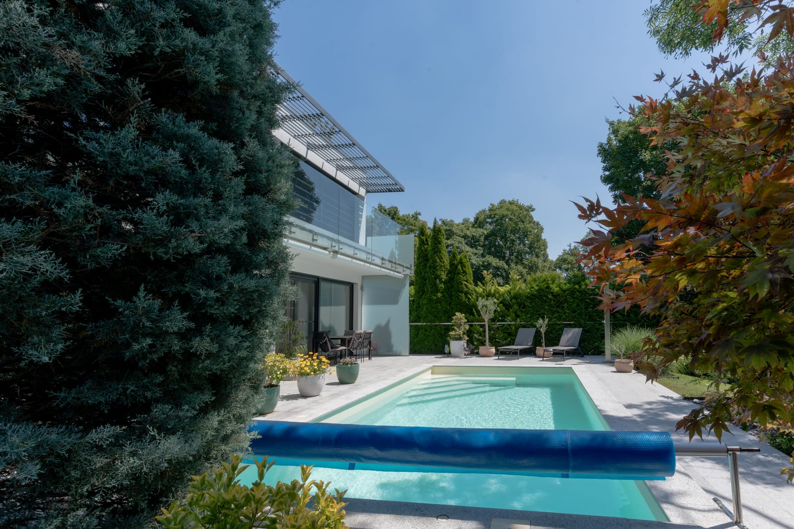 Modern villa garden with pool and mature evergreens, Vienna — Best Alex Shots real estate photography